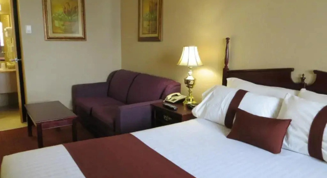 Четырёхместная студия Coast Red Deer Hotel