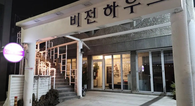 Кровать в общем номере Jeju Vision House
