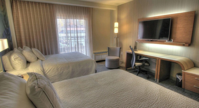 Четырёхместный номер Standard с балконом Courtyard by Marriott Gatlinburg Downtown