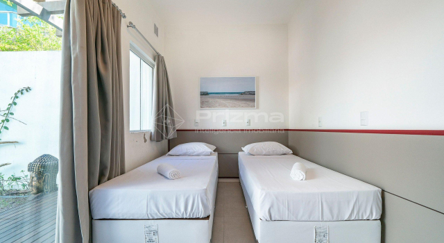 Casa em quatro ilhas com sacada com vista para o mar.