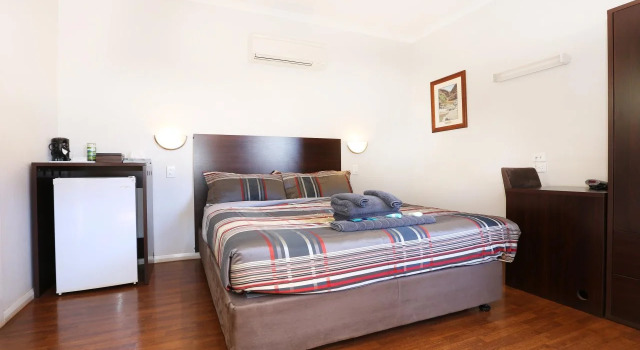 Mia Mia House in the Desert, Book Hotel Newman Pilbara