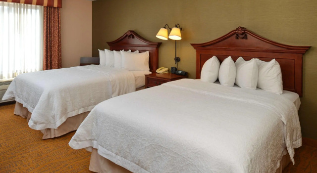 Четырёхместный номер Standard Hampton Inn & Suites - Coors Road