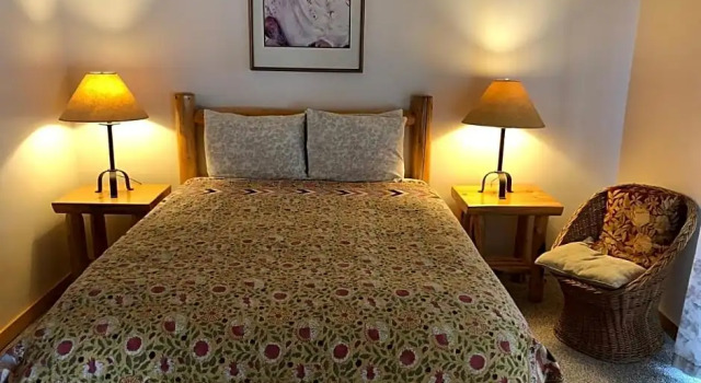 Кровать в общем номере River Run Inn