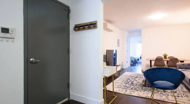 39-3 Newly Renovated 3 BR Prime Midtown Sleeps 6