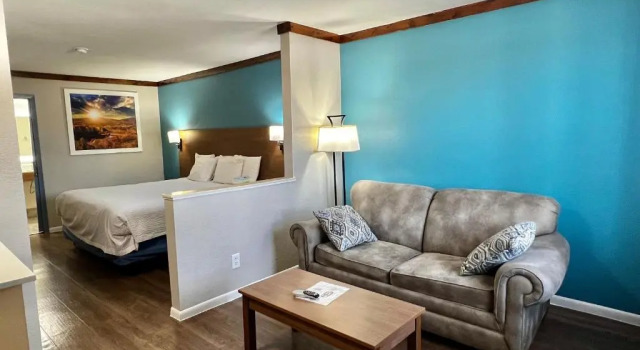 Четырёхместный люкс студия Days Inn by Wyndham Suites Fredericksburg