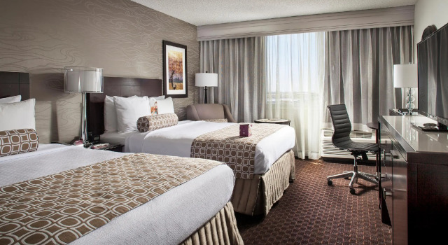 Четырёхместный номер Executive Crowne Plaza Phoenix Airport - PHX by IHG