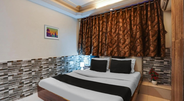 OYO 31911 Hotel Kanchan Palace, Забронировать Отель Ахмадабад штат Гуджарат