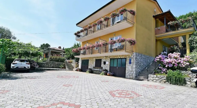Апартаменты Scenic Retreat Rooms and Family Apartment