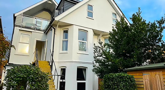Апартаменты Private Two Bedroom Residence in Southbourne - Private Parking - Off the High Street - Minutes Away from the Beach