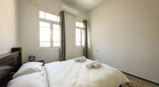 Vintage Charm 1BR Apt w Balcony & View, Buchen Sie Ferienwohnung Haifa Nordbezirk Israel