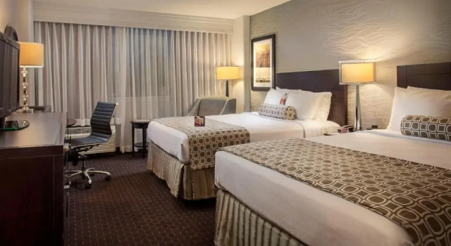 Четырёхместный номер Executive Crowne Plaza Phoenix Airport - PHX by IHG