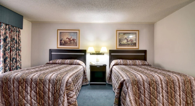 Четырёхместный номер Standard с балконом Roosevelt Inn & Suites Saratoga Springs