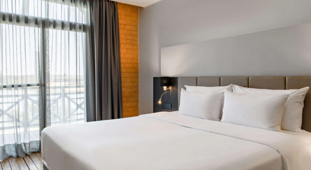 Номер Premium с балконом и с видом на озеро Radisson Hotel Tamboho Waterfront Antananarivo