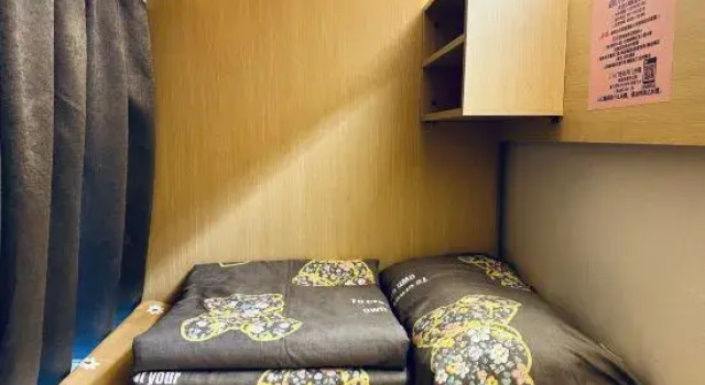 Кровать в общем номере (мужской номер) Liaoyihao Youth Hostel (Qiaogang Style Street)