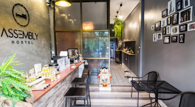 Кровать в общем номере Assembly Hostel