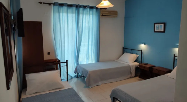 Трёхместный номер Standard с балконом Dolphin Apartments