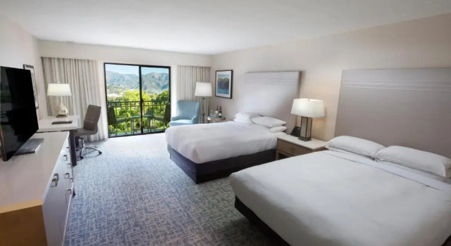 Четырёхместный номер Standard с видом на горы Hilton Santa Barbara Beachfront Resort