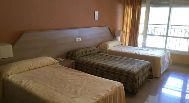 Трёхместный номер Standard с балконом Hotel Manzanares