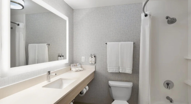 Четырёхместный номер Standard с видом на окрестности Holiday Inn Express Fort Bragg by IHG