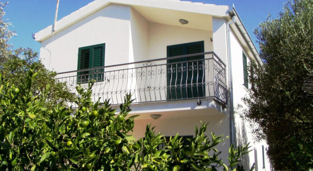 Elizabet - great location & close to the beach - A2(2+2), Prenota Hotel Maslinica 