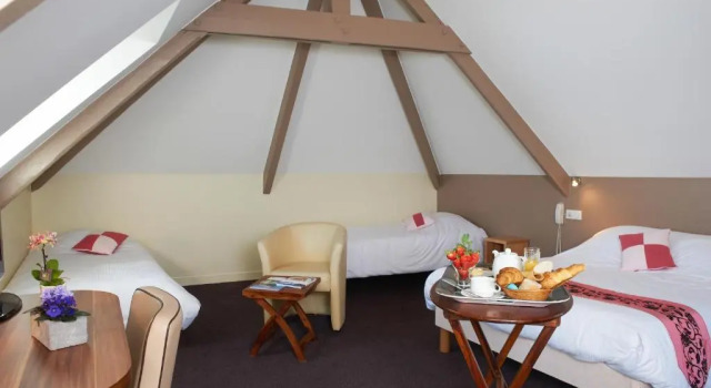 Четырёхместный номер Standard с видом на море Logis Hotel Belle-Vue
