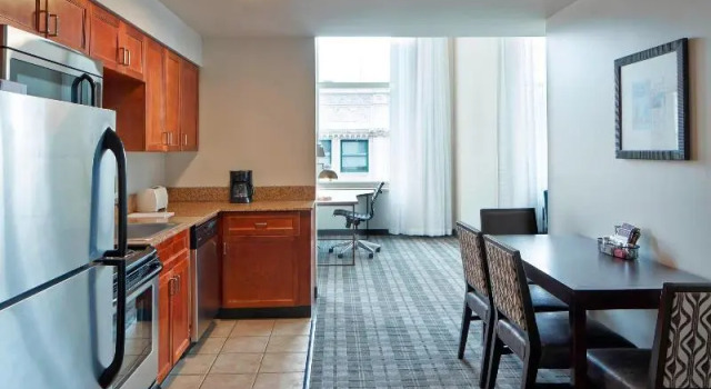 Четырёхместный люкс Residence Inn Milwaukee Downtown