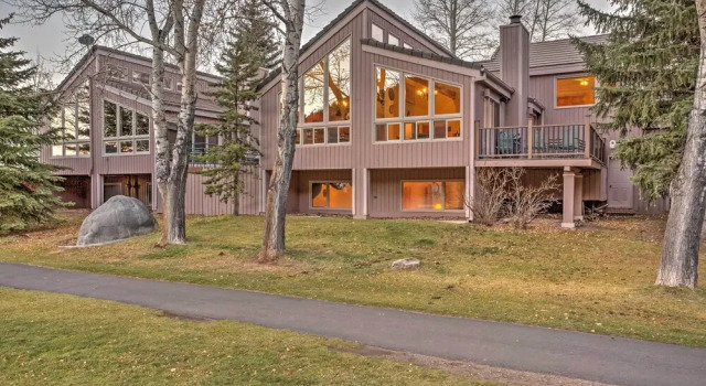 Charming Mtn Home on Golf Course ~ 4 Mi to Slopes!, Забронировать Дом для отпуска Виллы Эйвон, Вилла