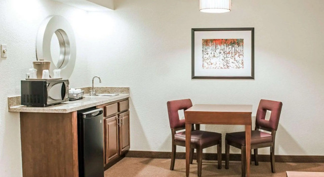 Двухместный люкс Comfort Inn Fayetteville near Fort Bragg
