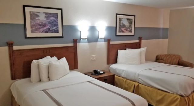 Четырёхместный номер Standard с балконом Americas Best Value Inn Marshall
