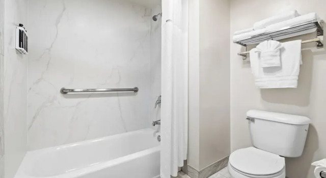 Люкс University Park Inn & Suites, an Ascend Collection Hotel