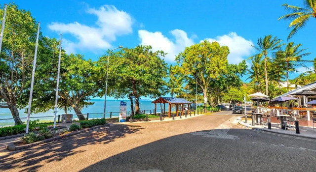 Апартаменты Beachfront 3-bed With Pool & Stunning Ocean Views