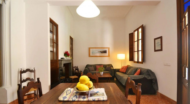 Cozy Town House with Private Pool & Private Garden near Village, Rezerwuj Hotel Hotele w Majorka z parkingiem, Parking