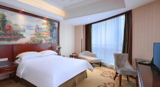 Vienna International Hotel Nanchang Xinjian Center, Rezerwuj Hotel Hotele w Xinjian z parkingiem, Parking