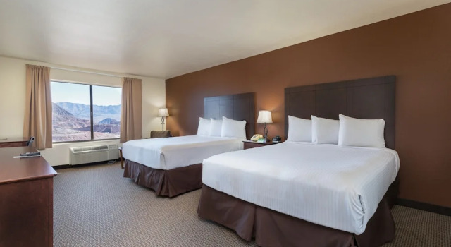 Четырёхместный номер Standard с видом на озеро Hoover Dam Lodge