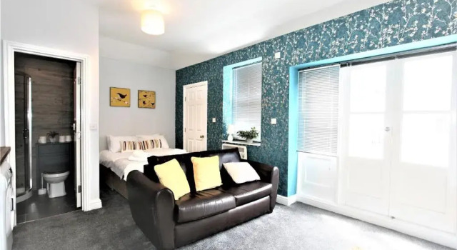 Студия Central Serviced Apartments by Roomsbooked