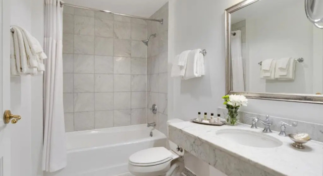 Номер Standard с балконом voco St James Hotel by IHG