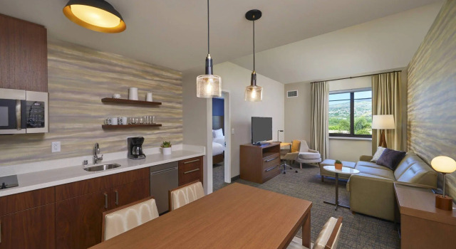 Четырёхместный люкс c 1 комнатой Residence Inn by Marriott Oahu Kapolei