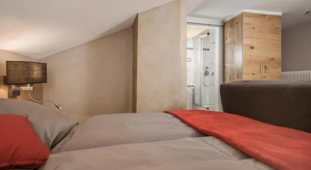 Gästehaus Königsleiten, Rezerwuj Hotel Hotele w Tyrol z parkingiem, Parking