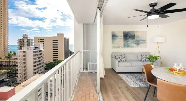 Двухместная студия с балконом и с частичным видом на океан Renovated Pacific Monarch Studio Near Waikiki Beach