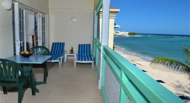 Люкс с балконом Coral Mist Beach Hotel