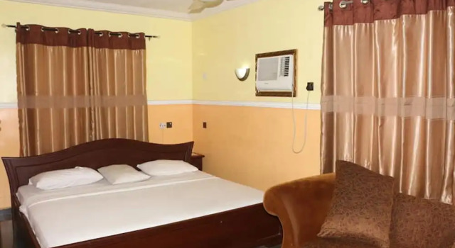 Номер Executive Lifeline Hotel and Suites