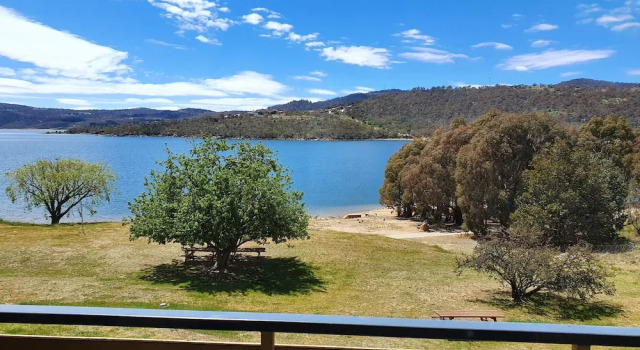 Семейный номер Standard с балконом и с видом на озеро Lake Jindabyne Hotel