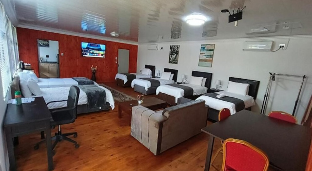 Кровать в общем номере Lipizzaner Lodge - Kyalami, Midrand