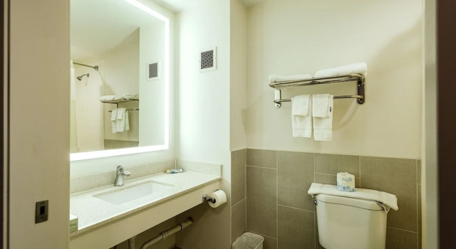 Четырёхместный люкс Coratel Inn and Suites By Jasper Saint Paul Minneapolis Inver Grove Heights