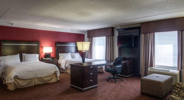 Четырёхместный номер Standard Hampton Inn & Suites Detroit/Airport Romulus