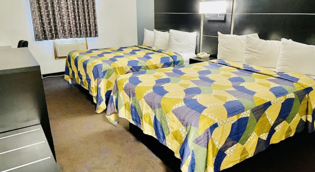 Четырёхместный номер Comfort Coratel Inn & Suites by Jasper Northfield
