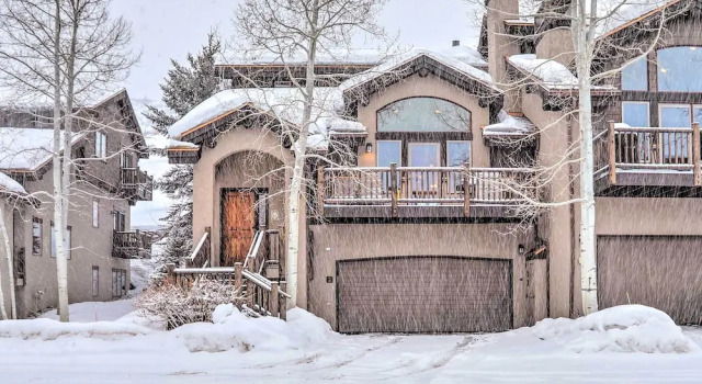 Коттедж House w/ Hot Tub & AC - Shuttle to Skiing!