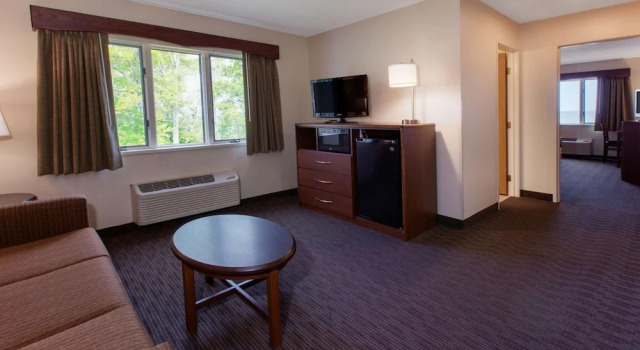 Двухместный люкс c 1 комнатой с видом на озеро AmericInn by Wyndham Silver City