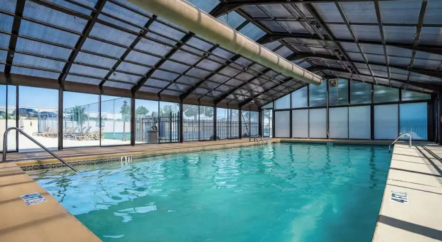 Fairway Retreat for 6 – Walk-in and Pet Friendly, Забронировать Отель Отели Table Rock Lake с парковкой, Парковка