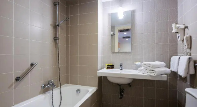 Двухместный номер Standard с балконом Angela Downtown Hotel